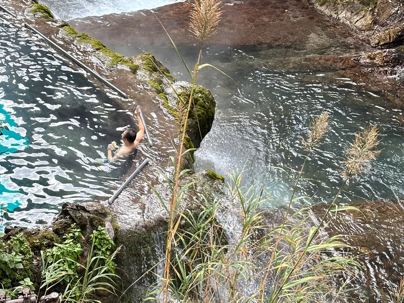 古爾溝溫泉怎麼泡？水溫、住宿、海拔、和畢棚溝鷓鴣山怎麼串 - 旅行攻略封面圖