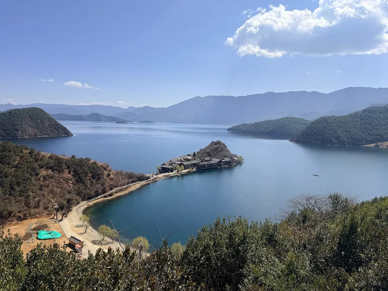 瀘沽湖環湖怎麼玩？70公里一圈怎麼走、住哪個村、兩天怎麼排最舒服 - 景點攻略
